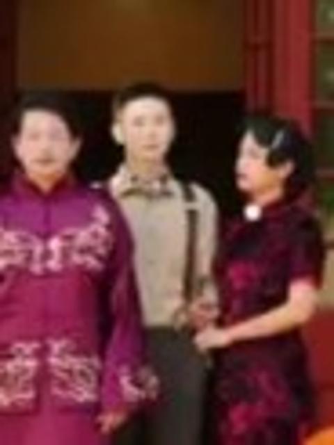 Cài Bên Tóc Không Phải Đóa Mẫu Đơn Đỏ